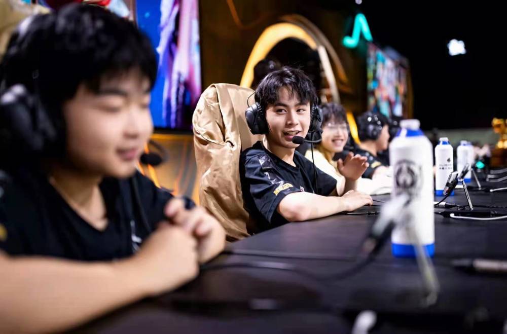 BLG公布胜者组决赛对阵TES赛前海报：激光将TES粉碎☢