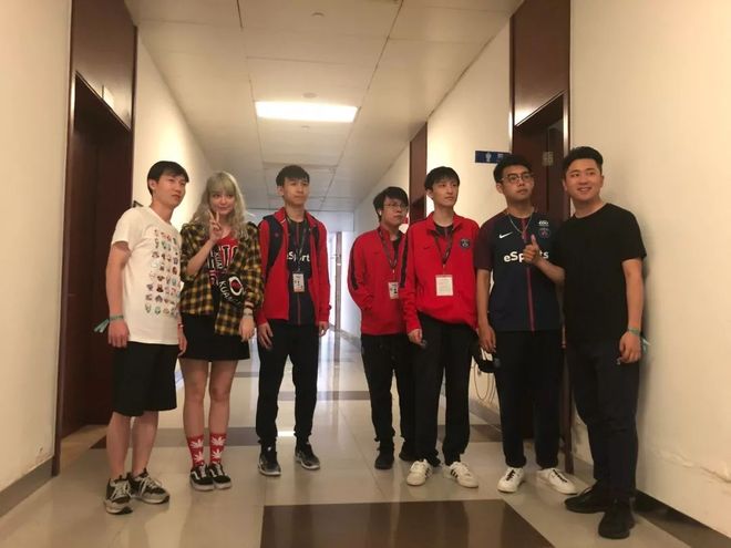 在今日OMG对阵OMG的比赛中，JackeyLove使用卢锡安达成了在LPL的第3000次助攻，是AD位第2位达成该成就的选手，恭喜JackeyLove！