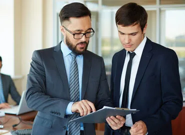 Provides expertise on legal matters and compliance. - 多多285